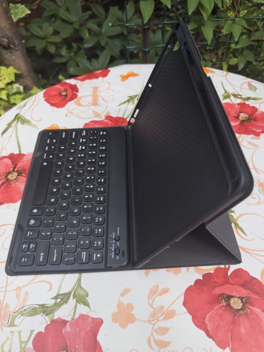 Husa cu Tastatura iPad Apple, Zoopie, pentru iPad 10.2" 7th Gen 2019 / 8th Gen 2020 / 9th Gen 2021, Wireless, Bluetooth, Iluminata LED