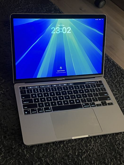 Macbook pro 2020 13-inch.