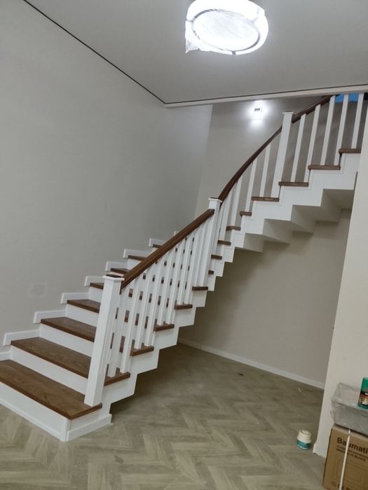 Изготовление деревянных лестниц на заказ