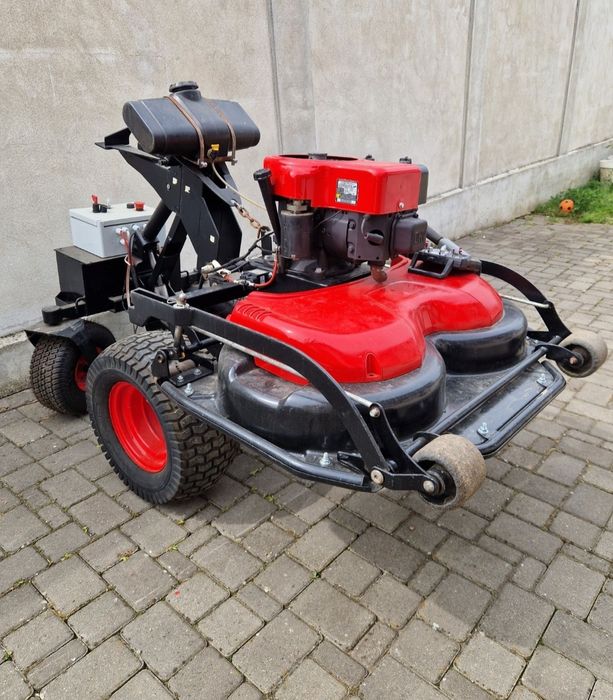 Robot pentru tuns iarbă cu telecomandă (tractor de tuns iarba)