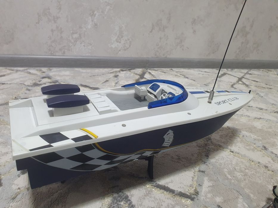 Радиоуправляемый катер с пультом управления и зарядным устройством