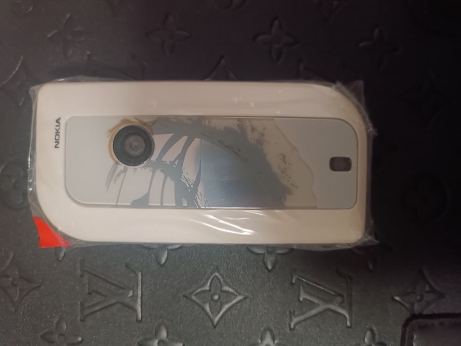 Assalom alekum Telefon Sotiladi Original Nokia 7610 White