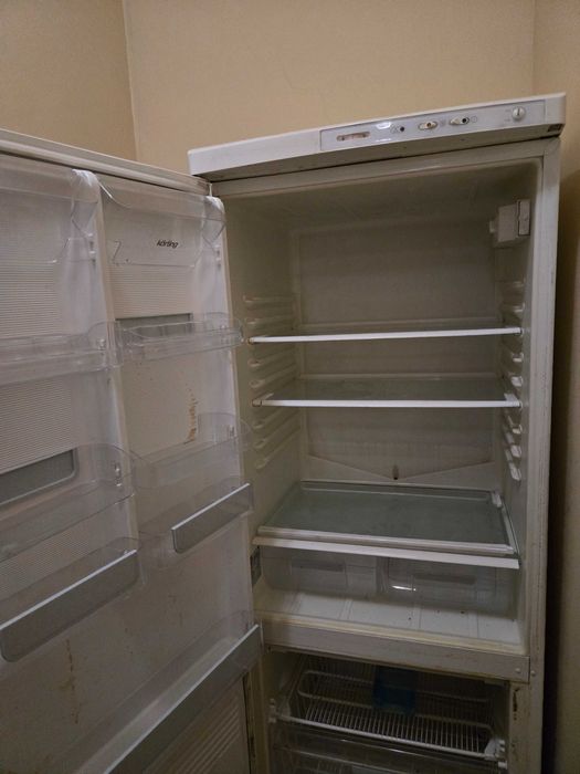 Продавам хладилник с фризер Снайге с 2 отделни компресора