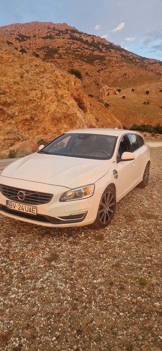 Vând Volvo V60 D6 AWD plug în hibrid
