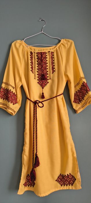 Rochie tradițională cusută manual