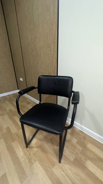 Call sentr uchun mebel va kompyuter