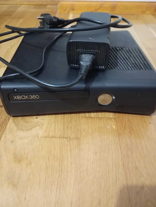 Xbox 360 cu 2 controlleri si 4 jocuri