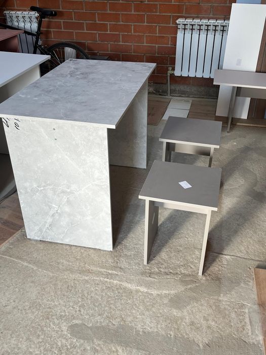 Продам стол со стульями.