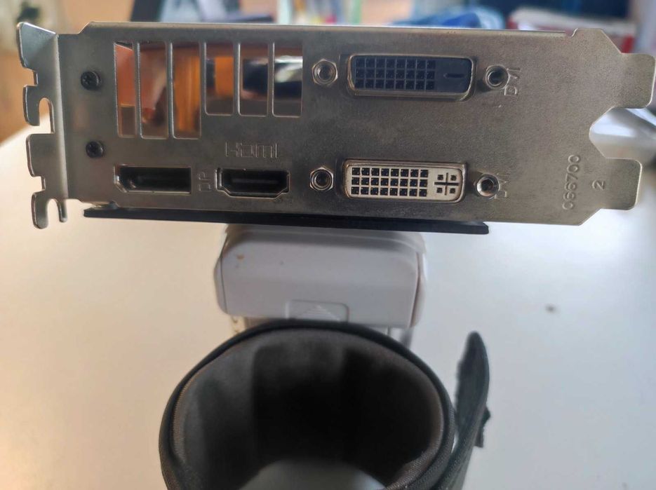 Продават се 2 видеокарти Radeon R9 270X на AMD