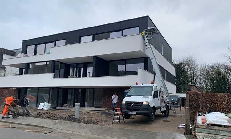 Închiriază lift exterior acum! Urcă orice material fără efort!