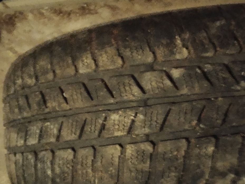 Продавам две зимни гуми с джантите.