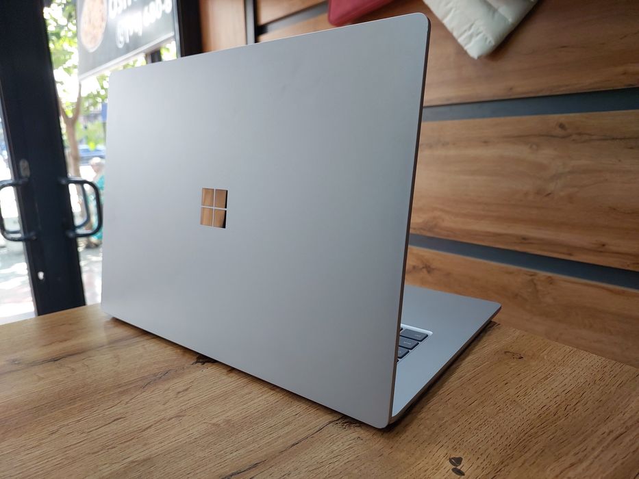 Microsoft surface 2k sensor ekranli