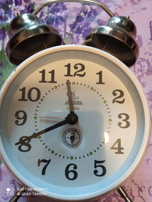 Будилник с секундарник,