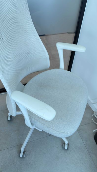 IKEA JÄRVFJÄLLET – бял ергономичен офис стол с подглавник