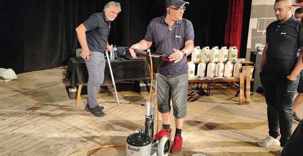 Качествено циклене, фугиране и лакиране на паркет и дюшеме.