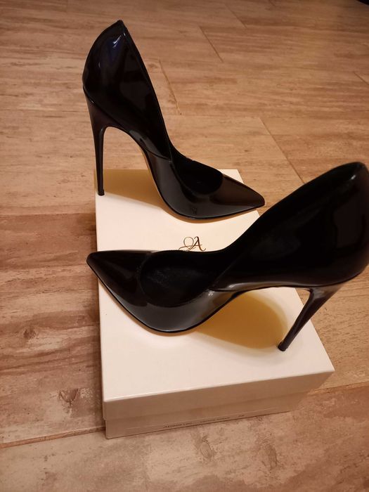 Pantofi stiletto negri.