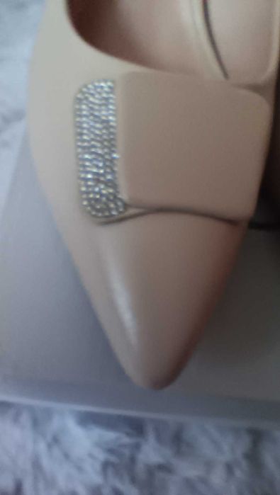 Стилни дамски обувки с висок ток в бежово