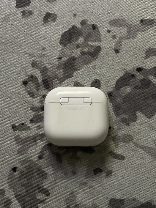 AirPods 4 в оригинале
