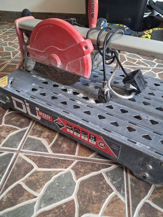 Masină de tăiat cresie si faianta.