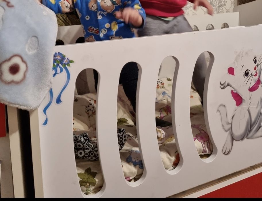 Кровать-      манеж.