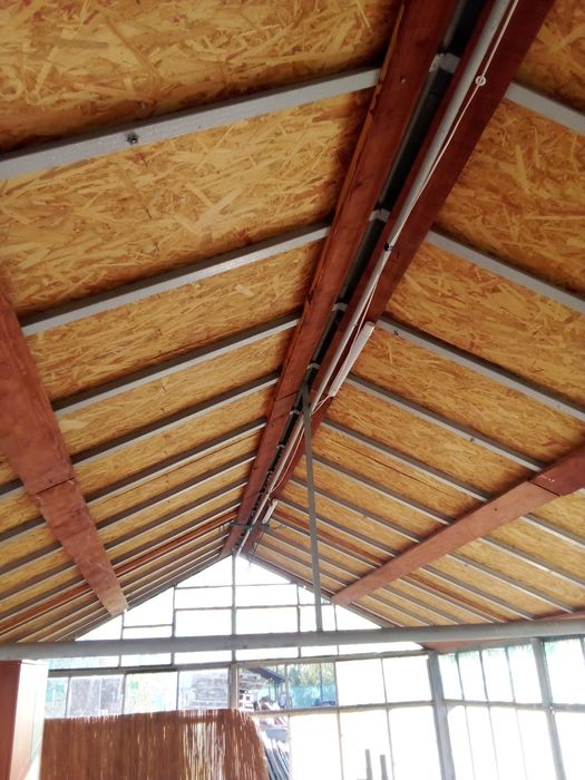 Vând seră cu structura metalică