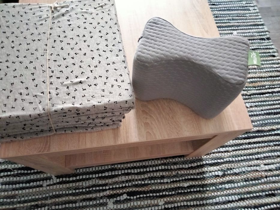 Coveltura 80 lei,ghivece 25 lei buc, pernă scaune 12 lei buc pernă pat