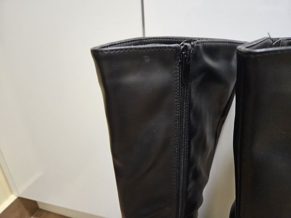 Елегантни черни кожени ботуши 36 номер. Чисто нови.