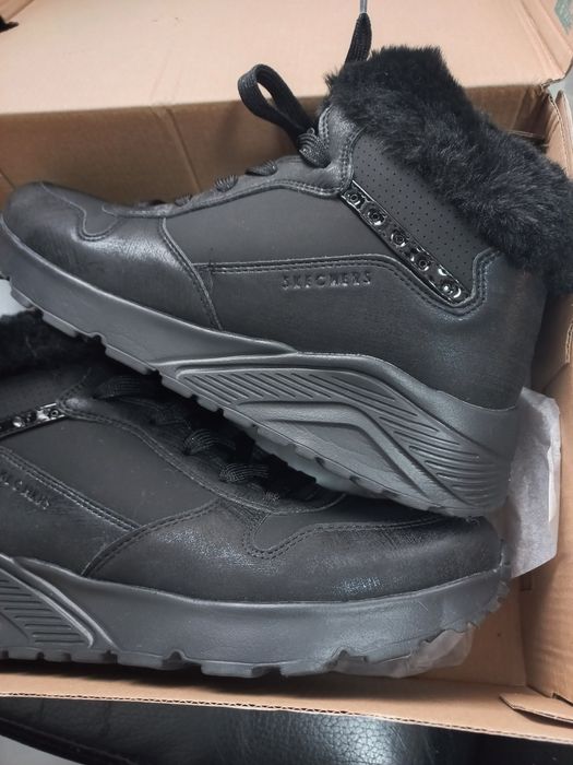 Продавам обувки на skechers