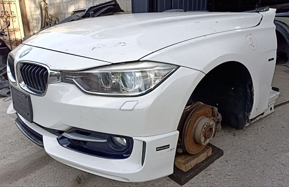 Передняя часть БМВ F30.