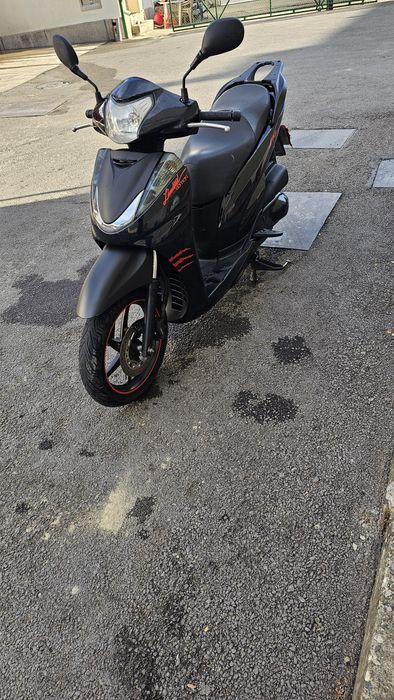 Продавам скутер Honda SH 300i