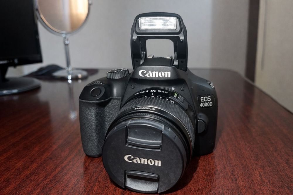 Canon EOS 4000D + obiectiv 18-55mm + geantă + card memorie