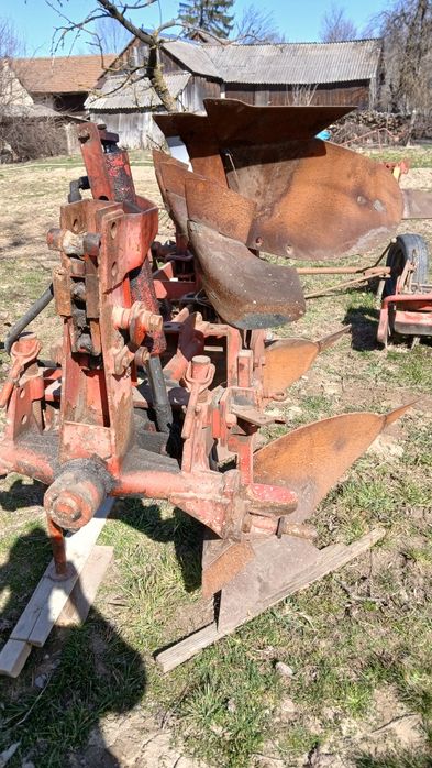 Plug reversibil cu 3 si 2 brazde