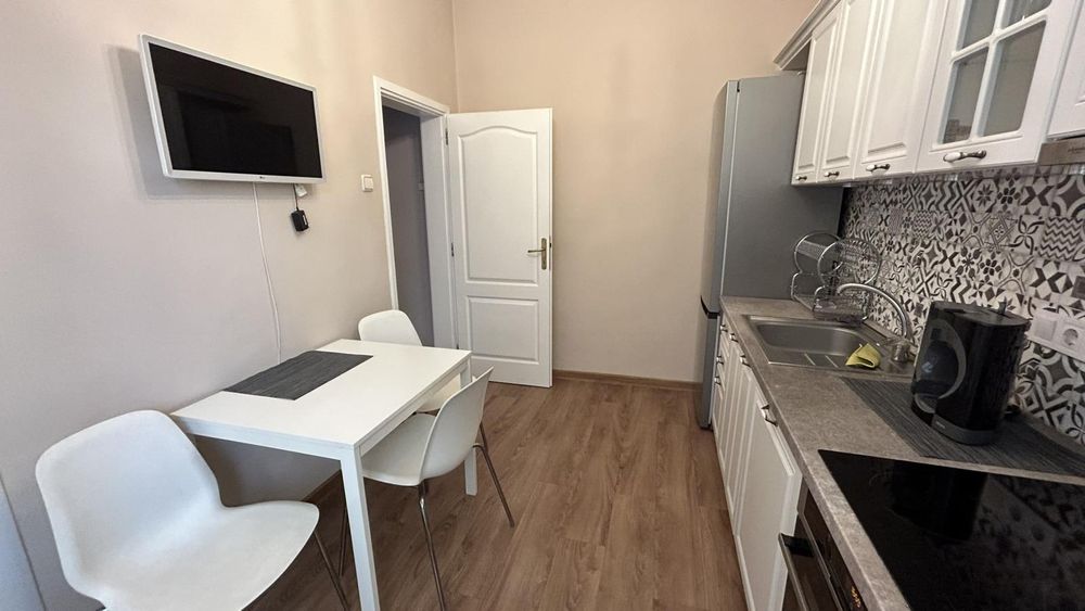 Дава се под наем Тристаен апартамент в София, Център - 112 кв.м за 1200 € - Снимка #3