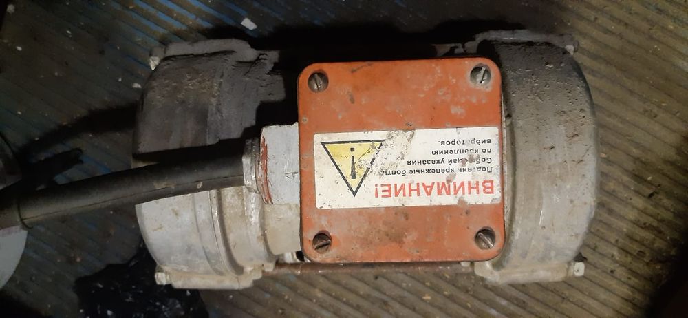 Площадочный вибратор