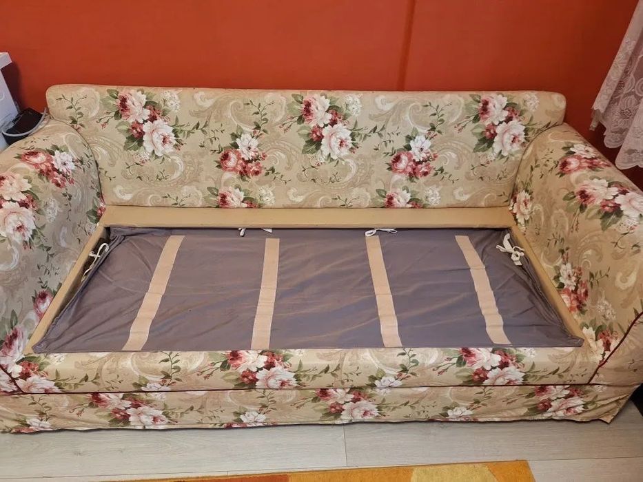 Продавам двуместен диван с механизъм сън