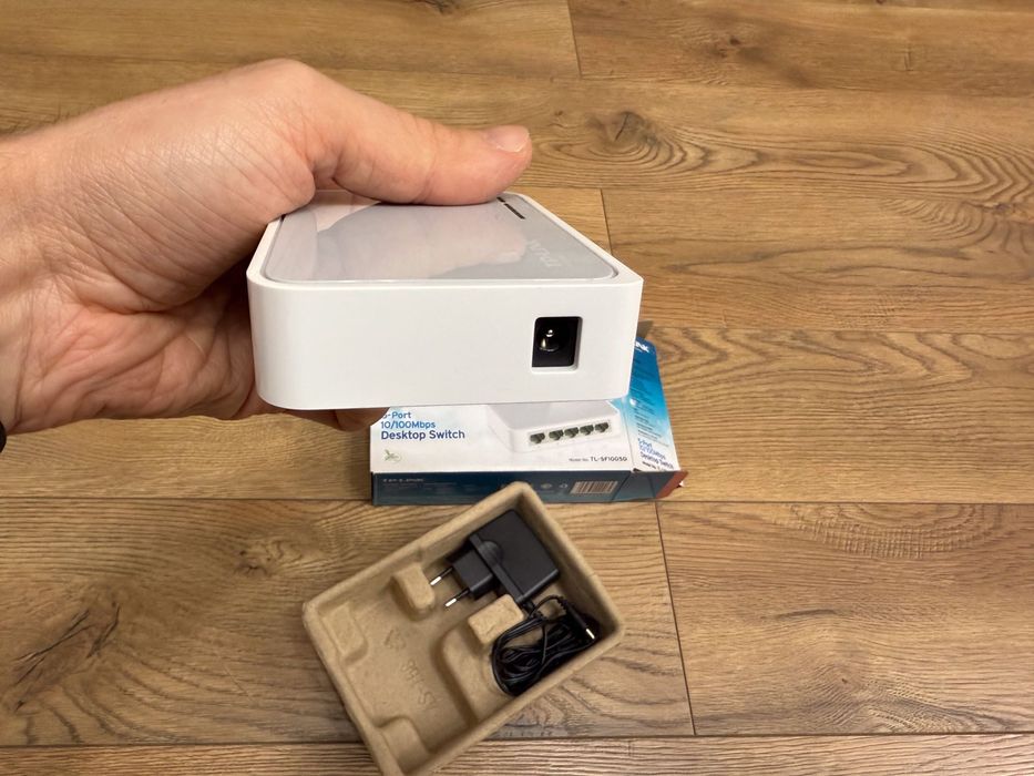 Switch TP-LINK TL-SF1005D, 5 x 10/100Mbps, NOU, nefolosit