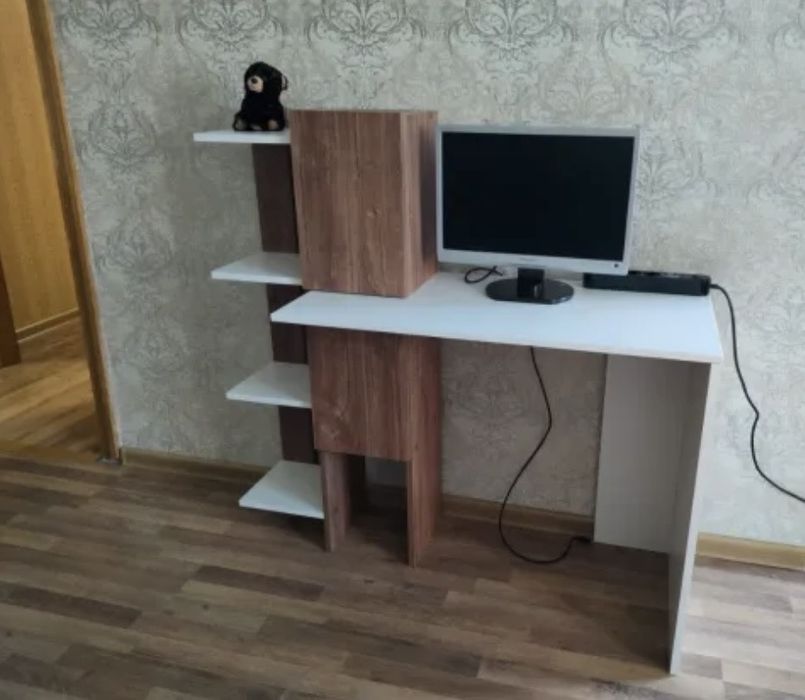 Продам стол комьютерный и для школьника