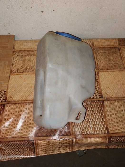 Казанче за течност за чистачки за сеат ибиза 1999 г.