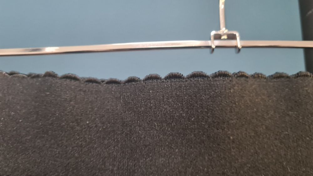 Черна клош пола с тюл