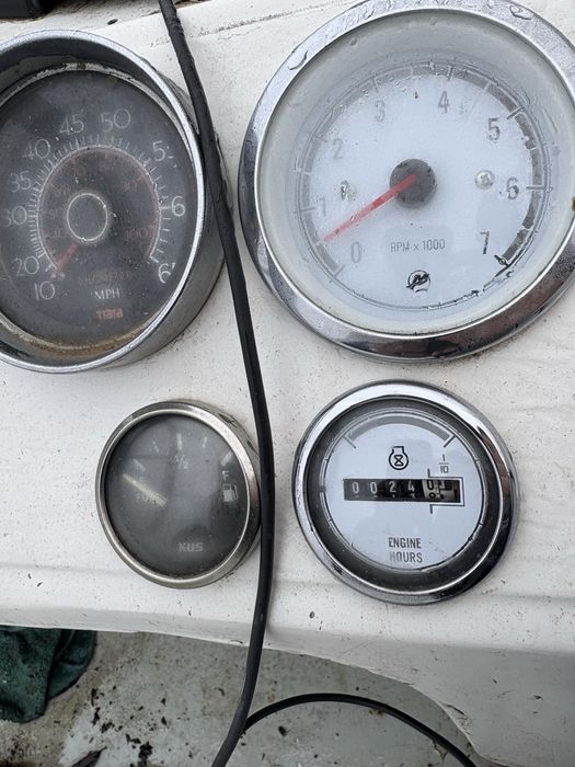 Barca cu motor si peridoc.