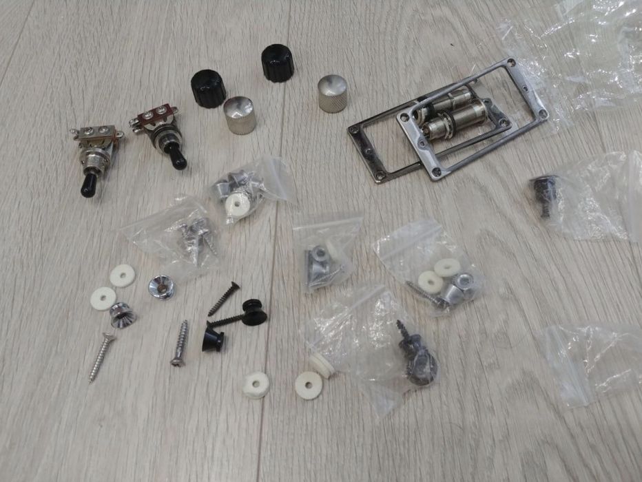 Продаются комплектующие (аксессуары) для электрогитары.