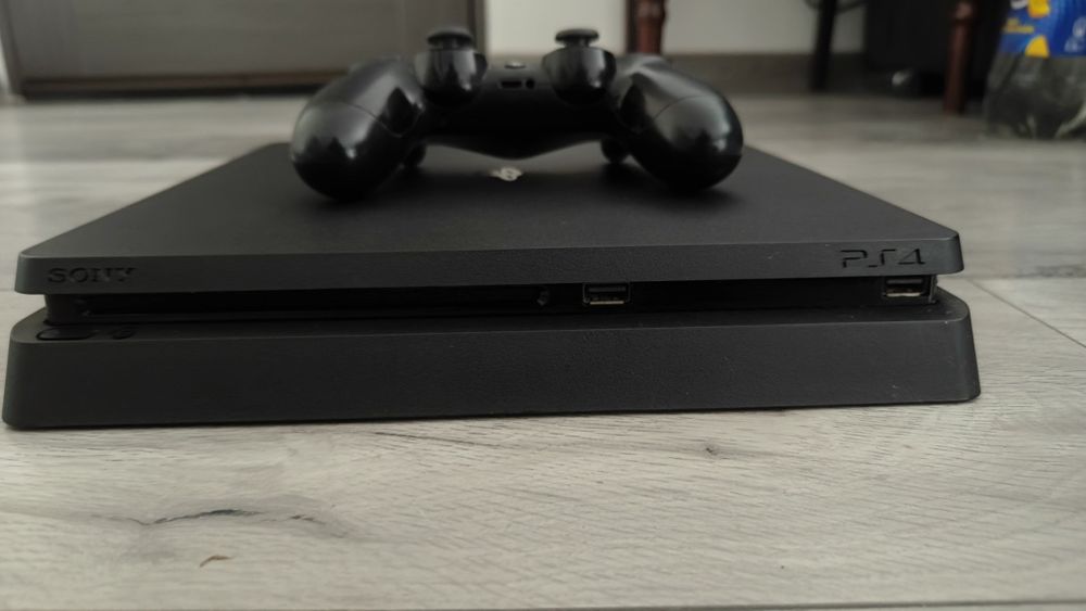 PlayStation 4 (PS4) + controller