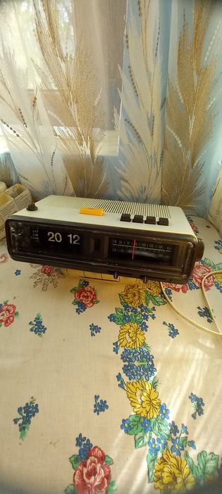 Radio cu ceas flip clock