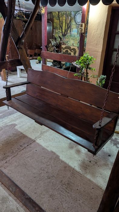 Leagăn rustic din lemn cu acoperis