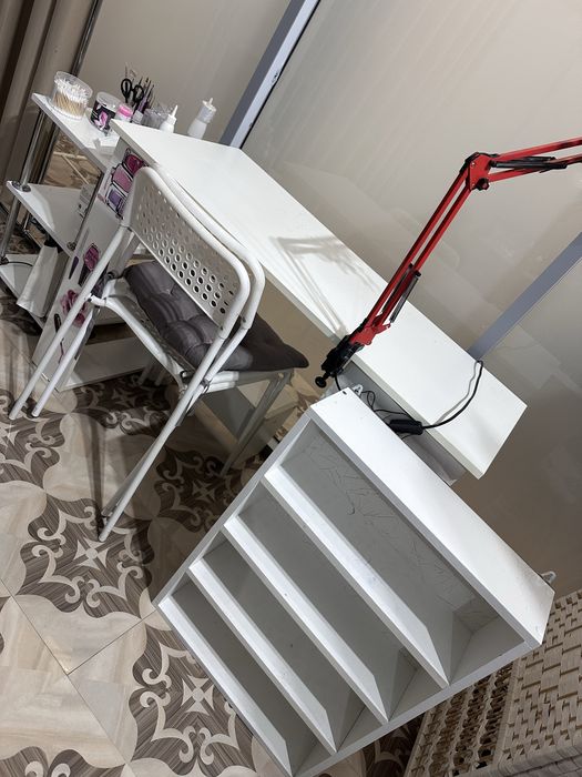 Продам маникюрный стол и помощник