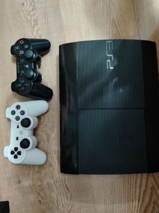 Продавам ps3 и 2 джойстика +8 игри във добро състояние