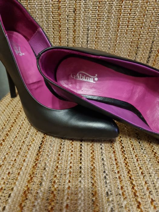 Продавам дамски официални обувки