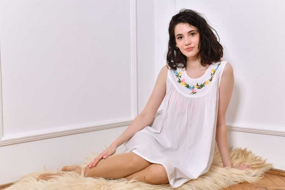 Camasa de noapte culoarea alb, cu broderie florala pe piept Bumbac