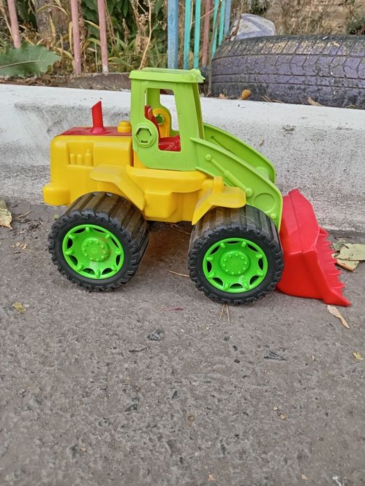 Продаю игрушку трактор!