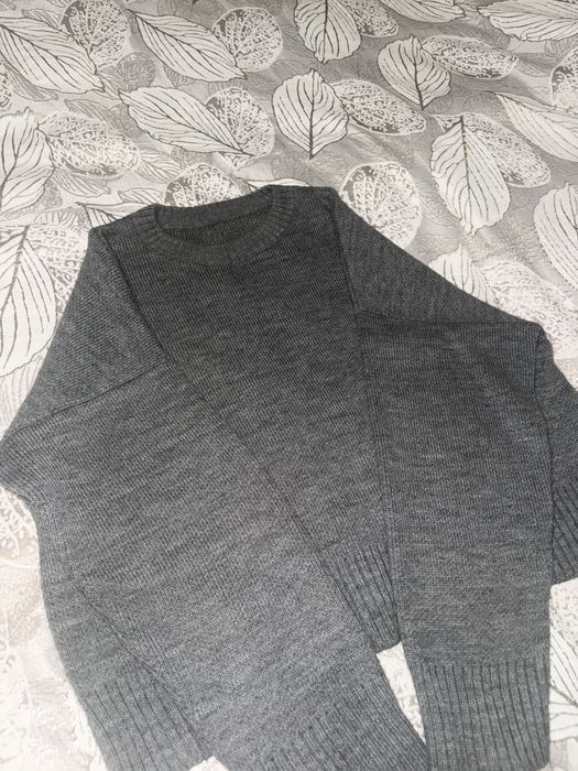 Свитер в хорошем стостоянии, размер s-m-L идет как оверсайз